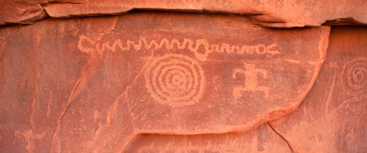 https://images.ctfassets.net/159p56s120vn/8LRU0LvvzL3t4eSEGO6Tn/34d1ec80fd7195060634669dff8703df/Petroglpyhs_on_wall_in_Zion_National_Park__Utah.jpg